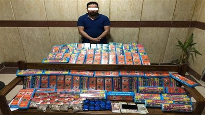 في أول أيام العيد.. سقوط عاطل بحوزته 21 ألف صاروخ وألعاب نارية بفايد