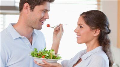 أطعمة تضر بخصوبة الرجل وأخرى تعزز الحيوانات المنوية