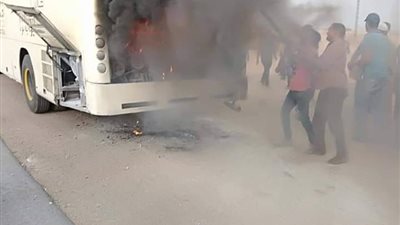 السيطرة على حريق أتوبيس بطريق السخنة أول أيام العيد