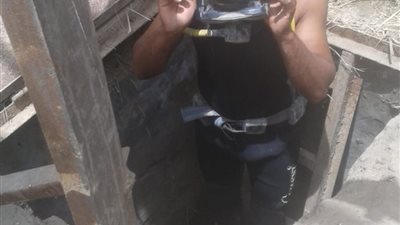 تطهير مأخذ محطة تنقية مياه الشرب بمركز سنورس بالفيوم  (صور)