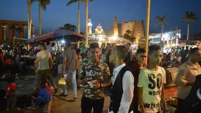 تزايد أعداد المعيدين في شوارع الأقصر بعد انخفاض درجات الحرارة (صور)