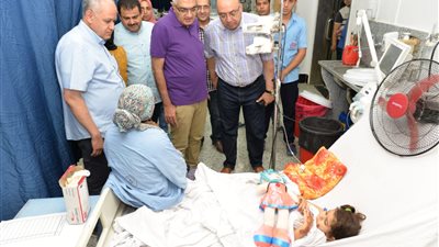 رئيس جامعة المنصورة يتفقد الخدمات الطبية بمستشفى الطوارىء خلال ثاني أيام عيد الفطر المبارك