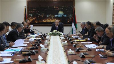 الحكومة الفلسطينية تتراجع عن رفع رواتب وزرائها بألفي دولار