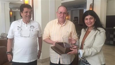 كرم كردي يهدي درع الجبلاية لسفيرة مصر بأوزبكستان