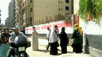 مدير لجنة ثانوية عامة بدمنهور يسمح بدخول طلاب متأخرين لامتحان اللغة العربية (صور)