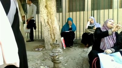 الأمهات تقرأن القرآن ويدعوا لأبنائهن أمام لجان الثانوية العامة بالبحيرة (صور)