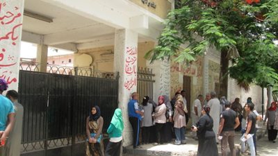 أولياء الأمور يفترشون الأرض أمام لجان الثانوية العامة ببني سويف (صور)