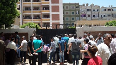 بالقرآن والكتاب المقدس.. أولياء الأمور يتضرغون لتثبيت أبناءهم في الشهادة الثانوية بقنا