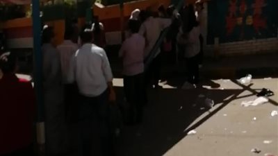 حماية من حرارة الشمس: مجالس مدن البحرالأحمر تقيم مظلات أمام لجان الثانوية العامة (صور) 