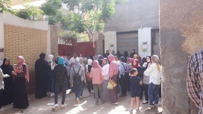 قلق وتوتر بمحيط لجان الثانوية العامة بالقليوبية..وأولياء الأمور يلجأون للمصاحف والأدعية (صور)