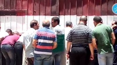 من خلف الأسوار.. أولياء أمور طلاب الثانوية بالمنيا يطمئنون على الطلاب عقب انتهاء اللغة العربية (فيديو) 