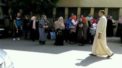 أولياء أمور طلاب الثانوية يترقبون خروج أبنائهم بدمنهور (صور)