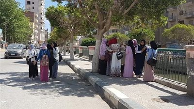 فى اليوم الأول لمارثون الثانوية العامة.. فرحة وارتياح بين الطلبة وأولياء الأمور بالفيوم (فيديو)
