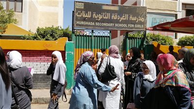 بالأحضان.. أولياء الأمور يستقبلون أبنائهم عقب انتهاء اليوم الأول من ماراثون امتحانات الثانوية العامة بالغردقة (صور) 