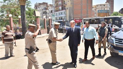 محافظ أسيوط يتفقد الخدمات الأمنية بمحيط لجان الثانوية العامة