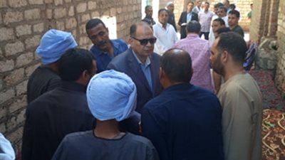 محافظ الفيوم يؤدي واجب العزاء في شهيد كمين العريش بأطسا