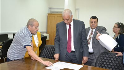 رئيس جامعة الإسكندرية يتفقد عدد من لجان الامتحانات وأعمال الكنترول