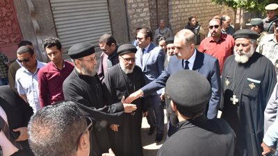 محافظ أسيوط يقدم العزاء لأسرة 