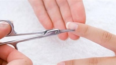 أسهل طريقة لتنظيف الأظافر في المنزل (فيديو)