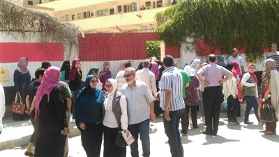 طلاب الثانوية العامة بدمنهور يستقبلون أولياء أمورهم بالأحضان ويؤكدون سهولة اللغة العربية (صور)