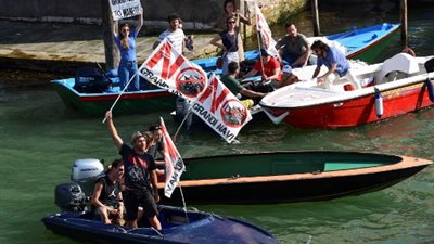 تظاهرة في البندقية الإيطالية ضد إبحار السفن الكبرى في خليجها