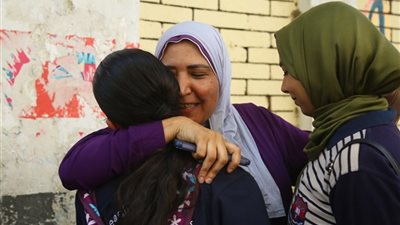 فرحة الطلاب بسهولة امتحان اللغة العربية بمدرسة المنيرة (صور)