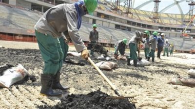 العمالة النيبالية بقطر تشكو من استخدامها للعمل بالسخرة في مشاريع كأس العالم ٢٠٢٢