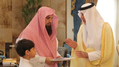 أمير مكة يستقبل والد ضحايا حريق بطحاء قريش