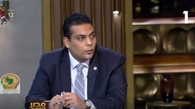 باحث يوضح فكرة 