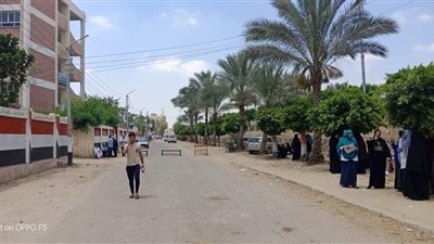 طوابير من الطلبة وأولياء الأمور أمام مدارس دمياط استعدادا لـ