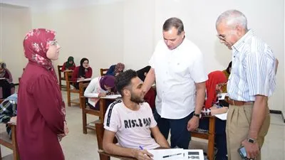 رئيس جامعة سوهاج وعميد كلية الآثار يتفقدان سير الامتحانات 