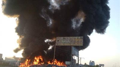 عاجل.. حريق هائل بمصنع لإنتاج وبيع الفايبر في قليوب 