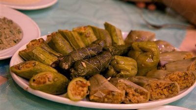 طريقة عمل المحاشي المشكلة مع صوص الطماطم اللذيذ