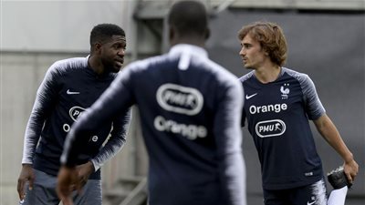 أومتيتي يُغري زميله بالمنتخب الفرنسي باللعب لبرشلونة