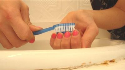 خطوات تنظيف الأظافر في المنزل (فيديو)