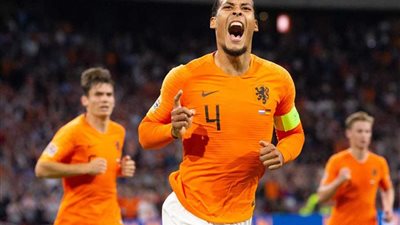ثنائي منتخب هولندا يختاران فان دايك للفوز بالكرة الذهبية 
