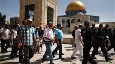 مستوطنون يقتحمون الأقصى بقيادة وزير الزراعة الإسرائيلي  