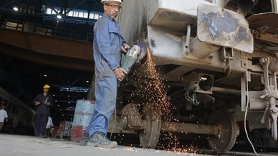 عمال ورش أبو راضي.. أيادٍ صنعت من الخردة قطارات