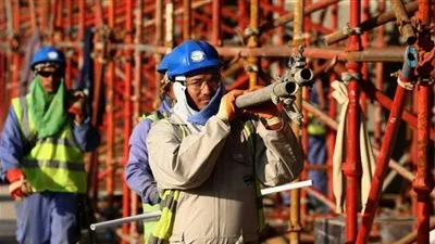 بين السجن والملاجيء القذرة.. قناة ألمانية تفضح ممارسات قطر ضد عمال المونديال