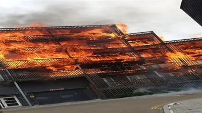 في لحظات.. حريق يلتهم 20 وحدة سكنية بلندن.. وفرار جماعي للمواطنين (فيديو)