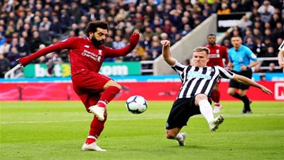 سعر خرافي لهاتف محمد صلاح المطلي بالذهب (صور)