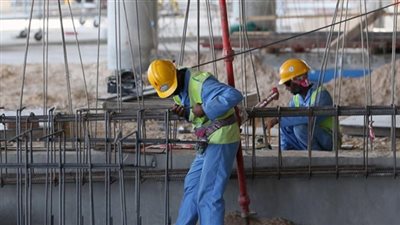 صحيفة فرنسية تكشف تعرض العمال الأجانب في قطر للانتهاكات الجسيمة