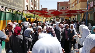 2426 طالب وطالبة يؤدون امتحان الإنجليزي بـ 14 لجنة بالبحر الأحمر