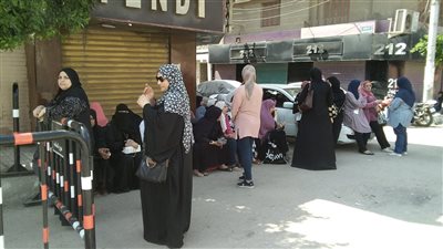 القلق يسيطر على أولياء الأمور أمام لجان الدقهلية تزامنا مع امتحان الانجليزي