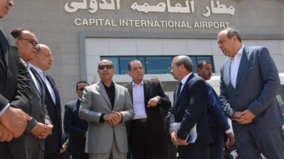 وزير الطيران المدني يقوم بجولة تفقدية بمطار 