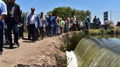 محافظ الفيوم يتفقد تطوير البنية التحتية لترعة بحر بيهمو (صور)