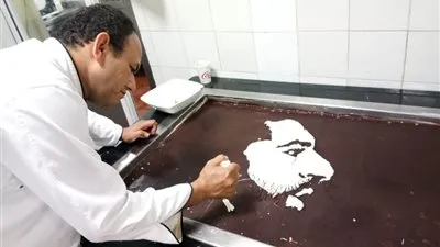 شاهد.. بعد زيارته للغردقة شيف يبدع في عمل تورتة تحمل صورة للفرعون المصري 