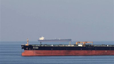 رويترز: النيران لا تزال مشتعلة بناقلتي النفط في خليج عمان