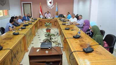 محافظة سوهاج تنسق مع الجامعة للتعاون والإشرف على مزارعها 