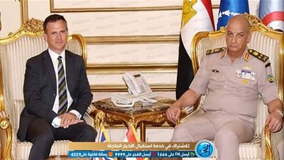 وزير الدفاع يبحث سبل التعاون العسكري مع نظيره البريطاني
